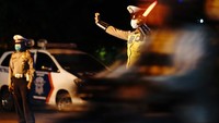 Petugas Kepolisian melakukan patroli di Bundaran Saronde, Kota Gorontalo, Gorontalo, Sabtu (11/4/2020) malam. ANTARA FOTO/Adiwinata Solihin.