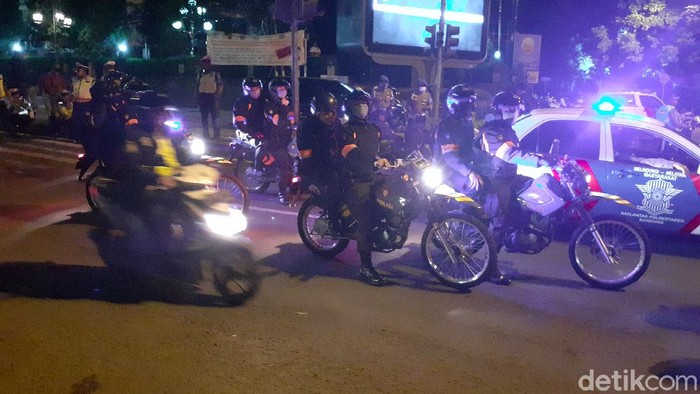 Polisi di Bandung lakukan patroli cegah kerumunan massa