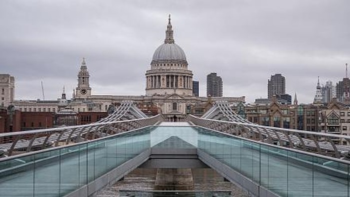 Inggris terapkan pembatasan sosial di wilayahnya untuk putus rantai sebaran Corona. Kota London yang jadi destinasi wisata populer pun kini sepi dari wisatawan.