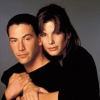 Kepada Ellen DeGeneres, Sandra Bullock mengaku Keanu Reeves adalah lawan main yang paling asyik untuk melakukan adegan ciuman. Foto: istimewa