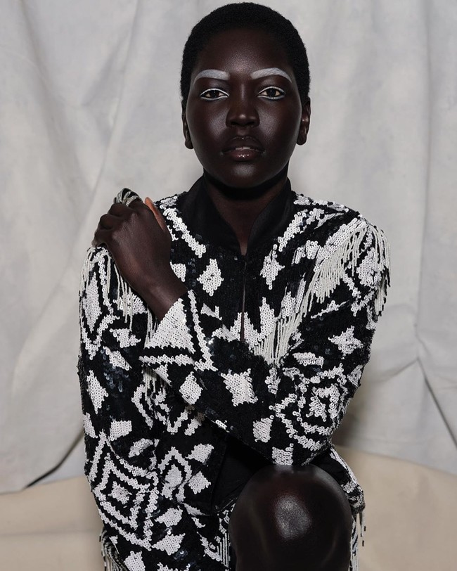 Dari situ, berbagai tawaran menjadi model terus berdatangan. Ia pun mendapat julukan “Queen of the Dark”. Kariernya sebagai model profesional dimulai pada 2017. (Foto: Instagram/queennyakimofficial)