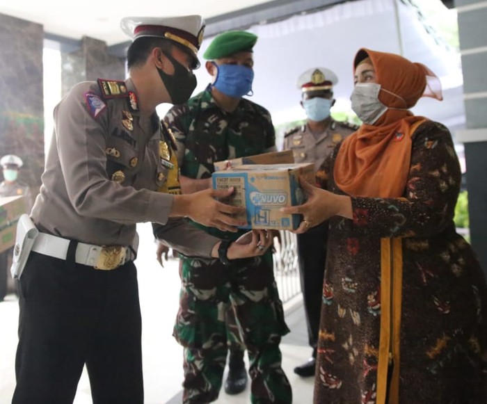 Polisi Dukung Petugas Medis di Jombang Lawan Corona