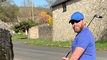 Foto yang dibagikan @jackp593 di-retweet dan di-like ribuan kali, dan banyak orang titip salam pada pria baik hati yang menghibur tersebut. Foto: jackp593 via Bored Panda