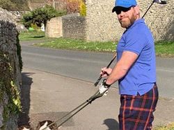 Viral Pria Berdandan Aneh untuk Hibur Tetangga Selama Pandemi