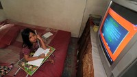 Seorang siswa menyimak pembelajaran yang tayangkan salah satu stasiun televisi nasional di Kelurahan Gladak Anyar, Pamekasan, Jawa Timur, Senin (13/4/2020). Antara Foto/Saiful Bahri