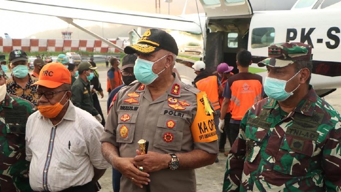 Kapolda Papua dan Pangdam Cenderawasih menjenguk 3 anggota Polres Memberamo Raya yang dirawat di RS Bhayangkara Jayapura (dok. Istimewa)