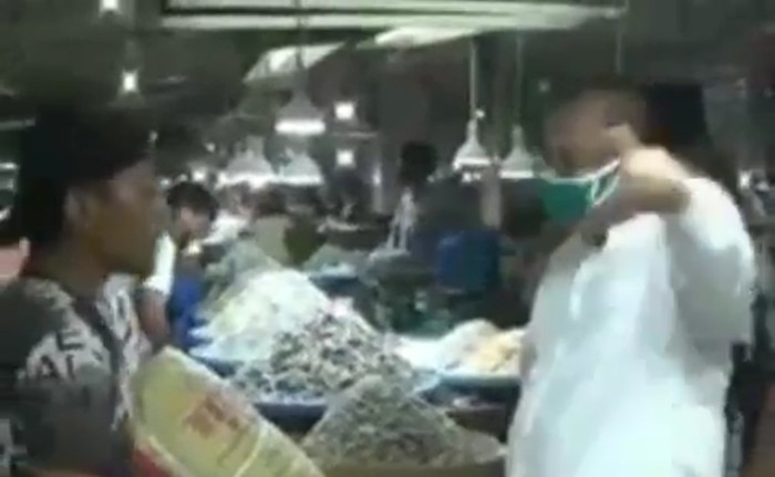 Akhyar Nasution saat razia masker di Medan (dok. Istimewa)