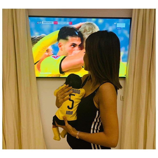 Begini cara Hiba mendukung kekasihnya meski tidak bisa langsung hadir di stadion. Sang anak menggunakan kaus jersey sambil menonton sang ayah bertanding di layar kaca. Foto: Instagram