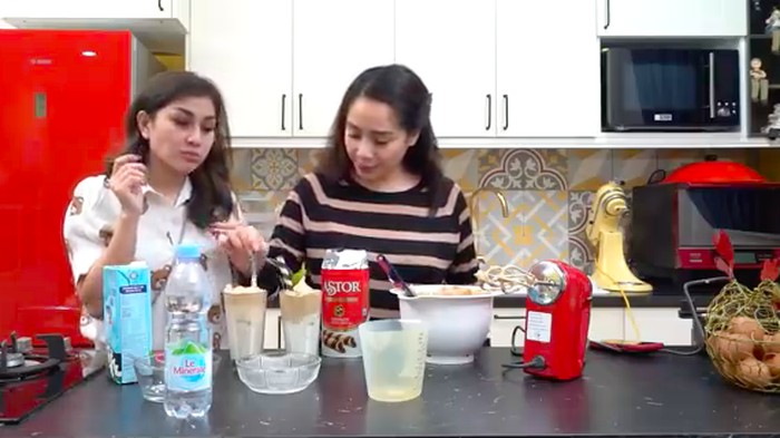Artis Indonesia bikin dalgona coffee