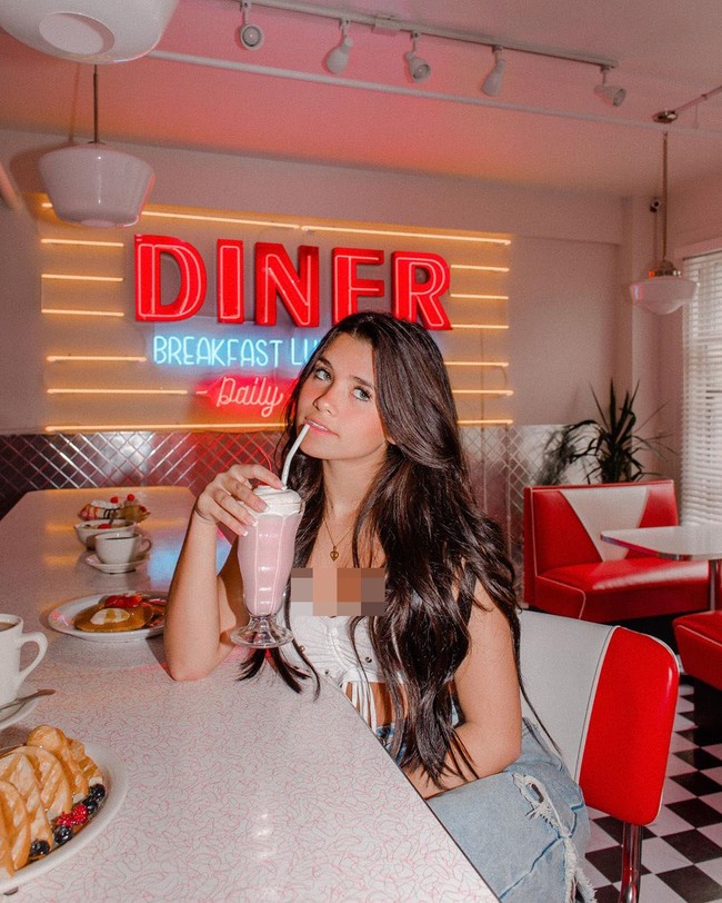 Terlepas dari kontroversinya itu Nessa Barrett dikenal karena video lip-sync, vlogging, dan menari. Wanita asal Amerika Serikat ini kini menonaktifkan komentar pada video TikTok terbarunya.  Foto: Instagram