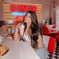 Terlepas dari kontroversinya itu Nessa Barrett dikenal karena video lip-sync, vlogging, dan menari. Wanita asal Amerika Serikat ini kini menonaktifkan komentar pada video TikTok terbarunya.  Foto: Instagram