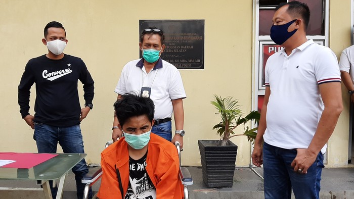 Deby Kurniawan (duduk) usai ditangkap polisi (Raja Adil-detikcom)