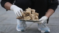Makanan yang diberikan adalah adonan biji-bijian untuk sapi dan monyet. (Foto: Niranjan Shrestha/AP)