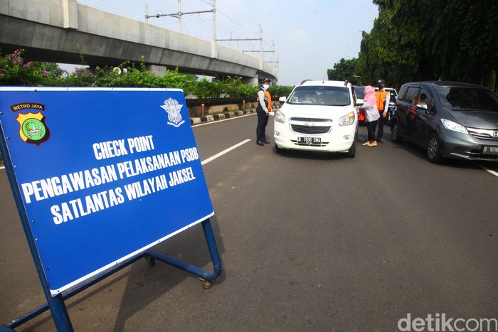 Petugas Satlantas Polres Jakarta Selatan melakukan Chek Point dalan pengawasan Pelaksanaan PSBB yang sedang diterapkan oleh Pemkot DKI Jakarta di Kawasan Ciputat, Tangerang Selatan, perbatasan dengan Jakarta, Senin (13/4/2020). Pelaksanaan PSBB sudah yang ke 4 hari tetapi pihak kepolisian belum melakukan sanksi terhadap pelanggar peraturan