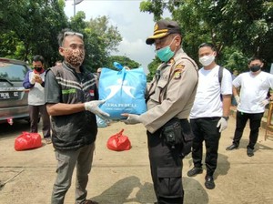 Polda Metro Bagikan 1.000 Paket Sembako ke Warga Waduk Pluit Jakut