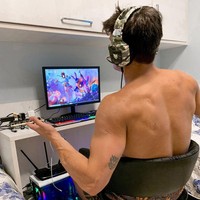 Tak disangka jika harapan Tiago untuk bertemu Neymar benar-benar terwujud karena mereka kedapatan berfoto bersama sebulan setelahnya. Apalagi kini Tiago mengencani ibu Neymar. Foto: Instagram