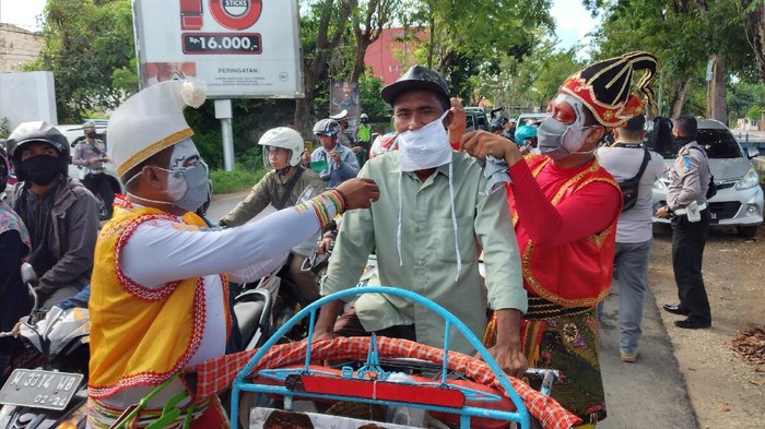 Polisi di Sumenep Bagikan Masker Ke Pengendara