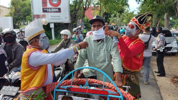 Polisi di Sumenep Bagikan Masker Ke Pengendara/