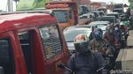 Jelang PSBB di Bekasi, Bundaran Harapan Indah Macet