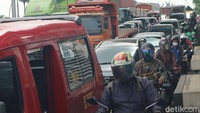 Banyaknya volume kendaraan dikawasan ini menjadikan rawan penyebaran virus COVID-19. 