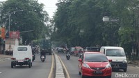 Jalan Sultan Agung tampak ramai dilancar di sisi kearah Jakarta maupun arah Bekasi.