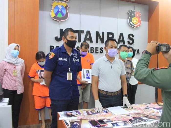 Polisi membongkar praktik prostitusi di Surabaya. Tiga muncikari diamankan.