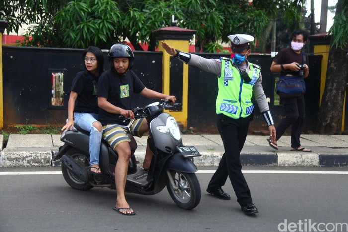Petugas Satlantas Polres Jakarta Selatan melakukan Chek Point dalan pengawasan Pelaksanaan PSBB yang sedang diterapkan oleh Pemkot DKI Jakarta di Kawasan Ciputat, Tangerang Selatan, perbatasan dengan Jakarta, Senin (13/4/2020). Pelaksanaan PSBB sudah yang ke 4 hari tetapi pihak kepolisian belum melakukan sanksi terhadap pelanggar peraturan