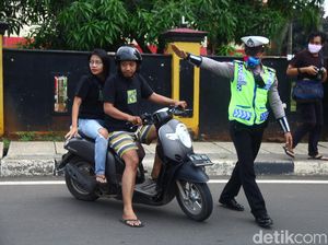 Potret Polisi Halau Pemotor Tak Bermasker