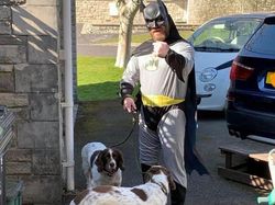 Viral Pria Berdandan Aneh untuk Hibur Tetangga Selama Pandemi