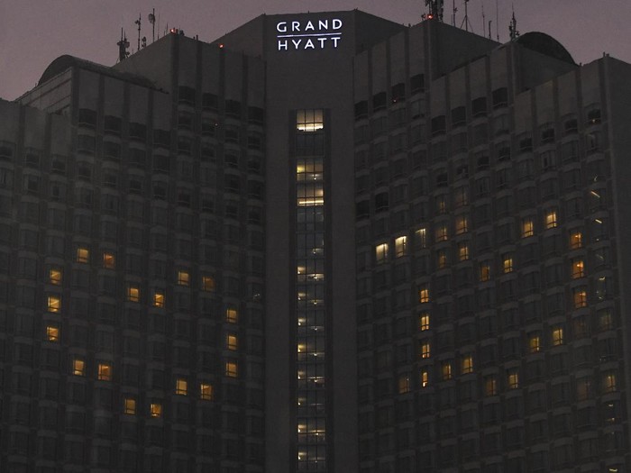 Hotel Grand Hyatt menyalakan lampu-lampu kamarnya membentuk lambang hati di kawasan Bundaran HI, jakarta, Senin (13/4/2020). Aksi itu dilakukan sebagai bentuk ungkapan cinta terhadap para tenaga medis yang berjuang di garis terdepan dalam penangan COVID-19 di Indonesia. ANTARA FOTO/Hafidz Mubarak A/wsj.