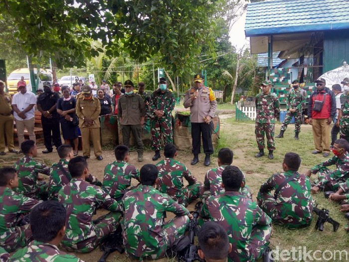 Kapolda Papua dan Pangdam Cenderawasih mengunjungi Memberamo Raya pasca insiden salah paham yang mengakibatkan 3 anggota polisi meninggal (dok. Istimewa)