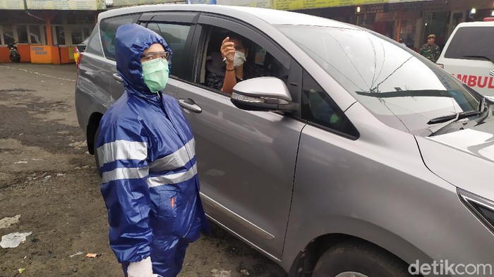 Petugas gabungan di perbatasan Cianjur minim APD hingga harus pakai jas hujan