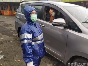 Petugas Gabungan di Perbatasan Cianjur Pakai Jas Hujan Gegara Minim APD