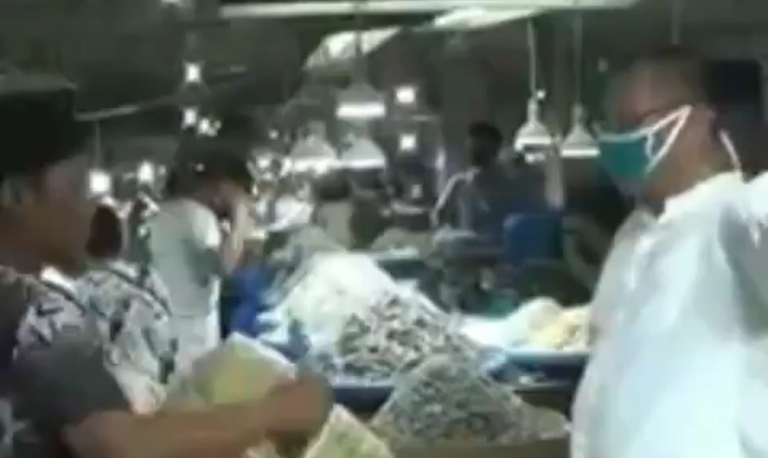 Screenshot video viral Akhyar Nasution saat razia masker di Pusat Pasar, Medan (dok. Istimewa)