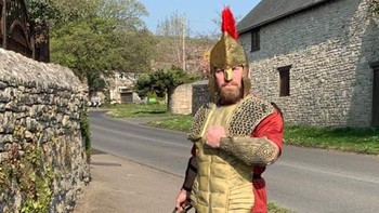 Pria baik hati tersebut adalah mantan angkatan laut asal Weymouth, Inggris. Dia punya cara kreatif dan menyenangkan untuk menyemangati orang di saat sulit seperti pandemi saat ini. Foto: jackp593 via Bored Panda