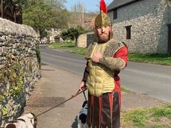 Viral Pria Berdandan Aneh untuk Hibur Tetangga Selama Pandemi