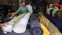  Para pedagang berakvifitas di Pasar Cipadu, Senin (13/4/2020). Pusat grosir dan ritel tekstil itu terletak di perbatasan Tangerang Selatan dan Kota Tangerang, Banten. Pemerintah pusat telah menyetujui status PSBB di Kota Tangerang, Kabupaten Tangerang, dan Kota Tangerang Selatan, Minggu (12/4/2020). Namun pemberlakuan status tersebut masih menunggu rapat 3 walikota bersama Gubernur Banten Wahidin Halim.