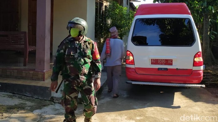 Peserta Ijtima Dunia Gowa asal Klaten dijemput petugas untuk diperiksa swab, Senin (13/4/2020).