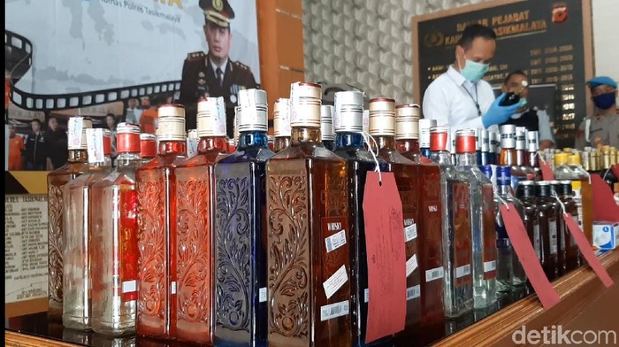 Ibu muda di Tasikmalaya ditangkap polisi karena menjual minuman keras