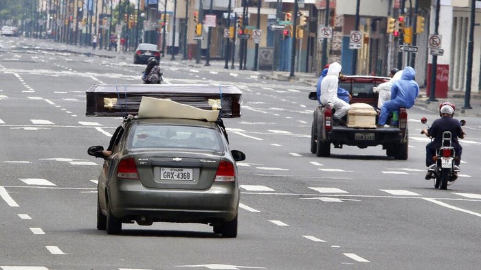 Korban meninggal akibat virus Corona (COVID-19) di Kota Guayaquil terus meningkat. Selain kehabisan peti mati, mobil pribadi juga digunakan untuk mengangkut jenazah.