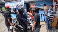 Warga berjaga di pintu masuk pemukiman RW 4 dan RW 5 Kelurahan Cipadu, Kota Tangerang, Banten, Senin (13/4/2020).