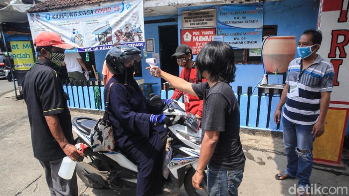 Demi menghalau Corona, sejumlah warga berjaga di pintu masuk pemukiman RW 4 dan RW 5 Kelurahan Cipadu, Kota Tangerang, Banten.