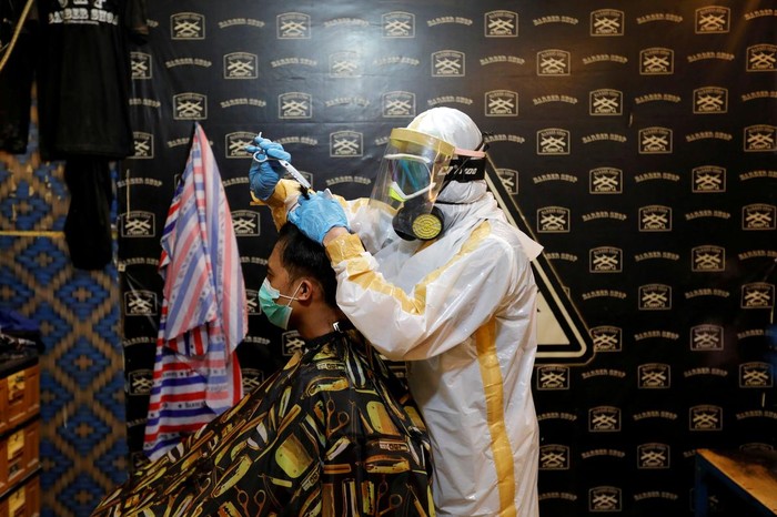 tukang cukur pakai baju hazmat tukang cukur pakai baju hazmat