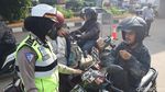 Petugas Lakukan Pemeriksaan PSBB di Lampiri Kalimalang