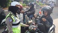 Pengendara yang tak mengenakan masker diminta putar balik kembali ke rumah. 