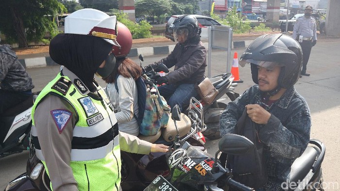 Petugas gabungan Dishub, TNI, Polri melakulan pemeriksaan di check point penerapan aturan Pembatasan Sosial Berskala Besar (PSBB) Lampiri, Kalimalang, Jakarta Timur.