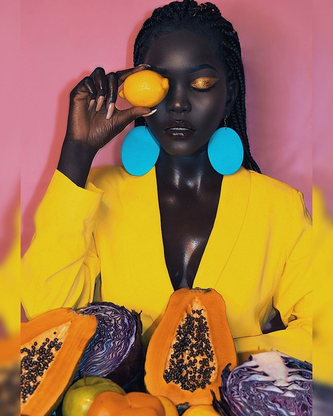 Nyakim Gatwech mungkin bukan tipikal model yang biasa sering menghiasi sampul majalah fashion atau papan iklan raksasa. Kulitnya hitam legam, rambutnya juga tidak panjang tergerai. Namun, siapa yang menyangka jika model asal Sudan Selatan ini bernilai puluhan miliar rupiah. (Foto: Instagram/queennyakimofficial)