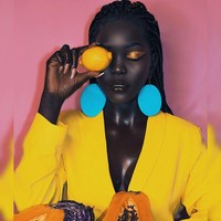 Nyakim Gatwech mungkin bukan tipikal model yang biasa sering menghiasi sampul majalah fashion atau papan iklan raksasa. Kulitnya hitam legam, rambutnya juga tidak panjang tergerai. Namun, siapa yang menyangka jika model asal Sudan Selatan ini bernilai puluhan miliar rupiah. (Foto: Instagram/queennyakimofficial)