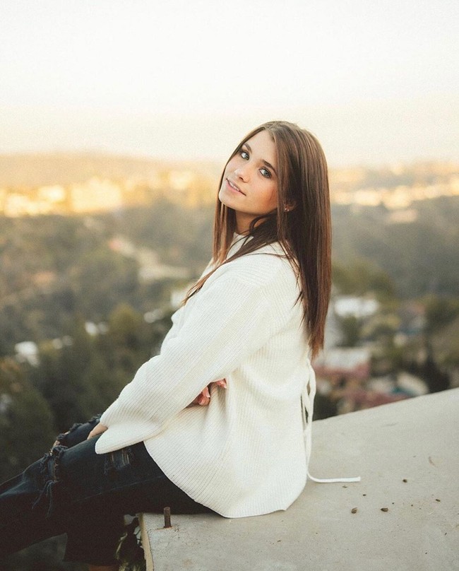 Artis TikTok itu pun menghapus postingan tersebut dan meminta maaf atas aksinya. Nama Nessa Barrett memang cukup populer di aplikasi video ini, ia telah memiliki 6,1 juta pengikut di TikTok. Foto: Instagram