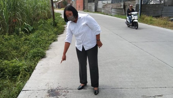 Suami di Mojokerto Aniaya Istri dengan Pisau Hingga Terkapar di jalan